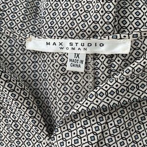 MAX Studio Woman pullover top subtle mod pattern, great colors.